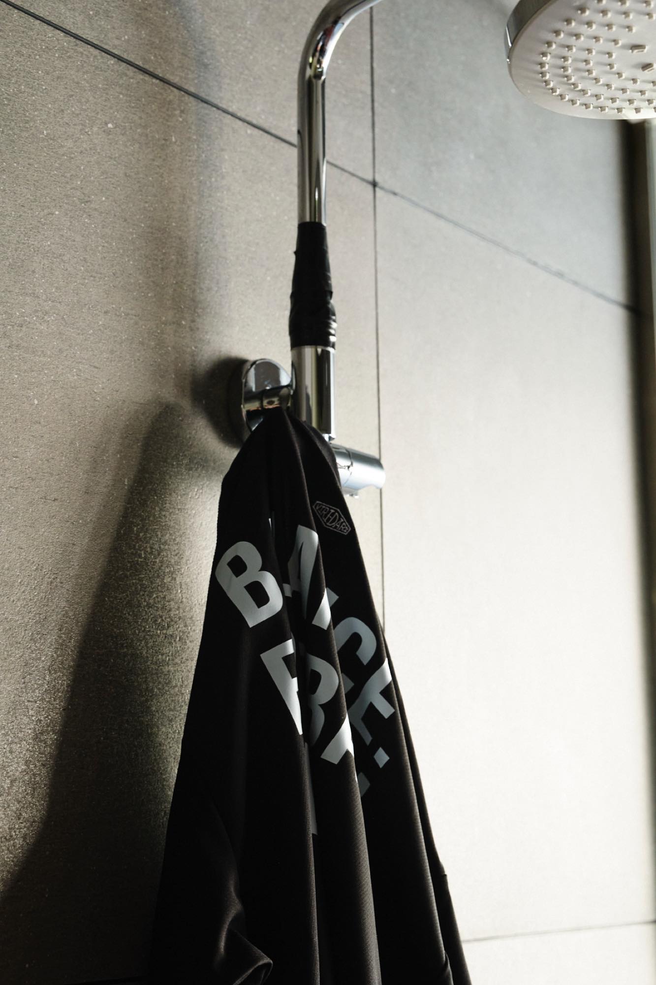 B.F.C. エッセンシャルロゴ Tシャツ