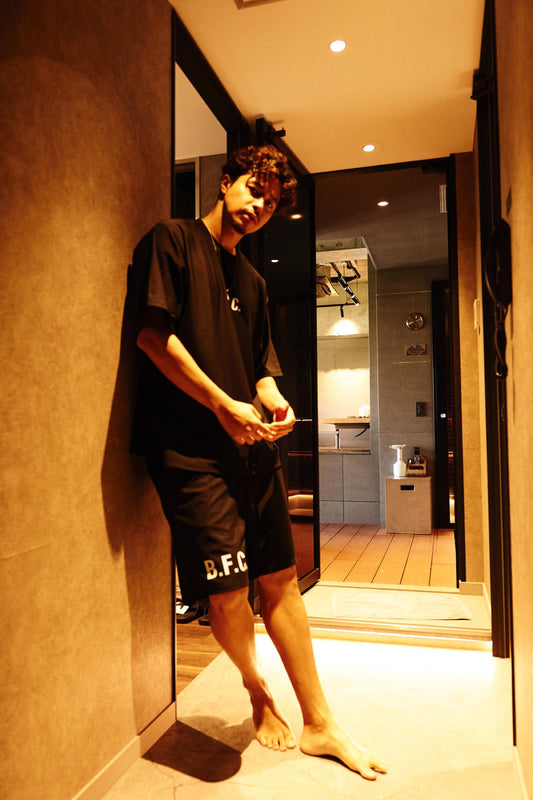 B.F.C. エッセンシャルロゴ Tシャツ