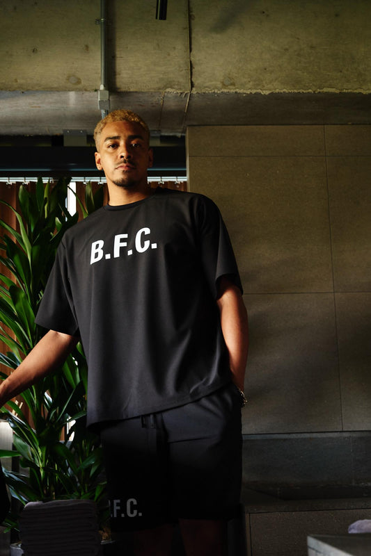 B.F.C. ビッグロゴ シグネチャーTシャツ