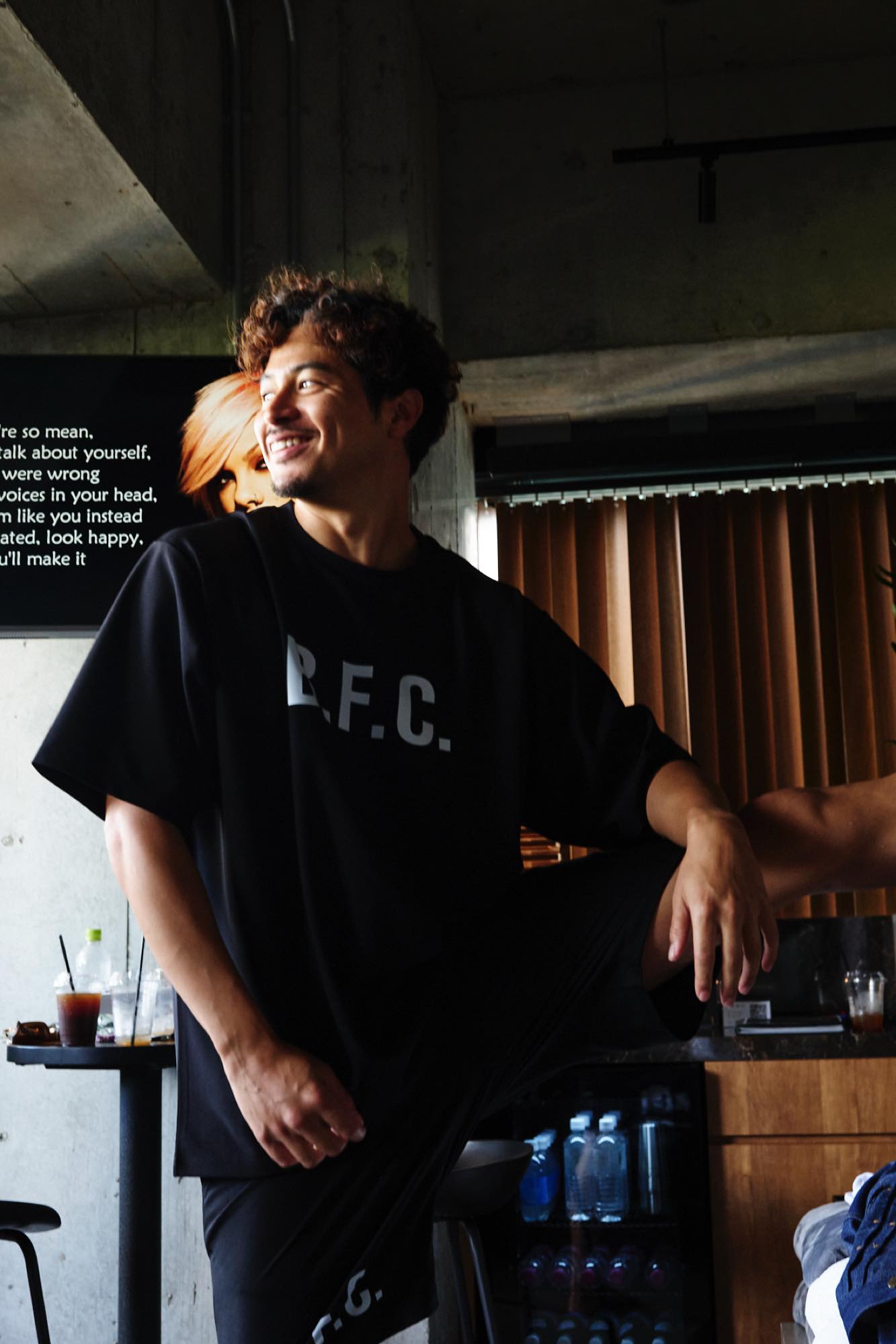 B.F.C. ビッグロゴ シグネチャーTシャツ