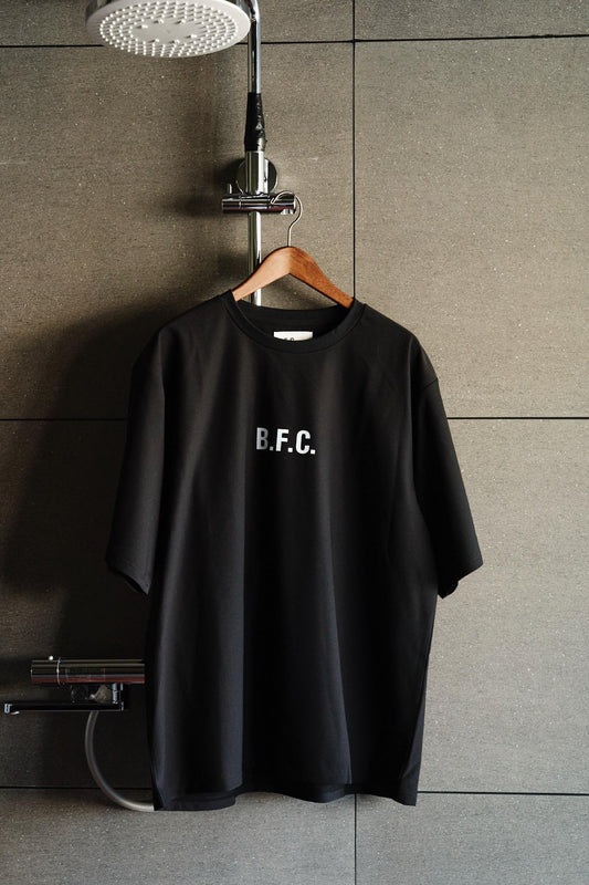 B.F.C. エッセンシャルロゴ Tシャツ