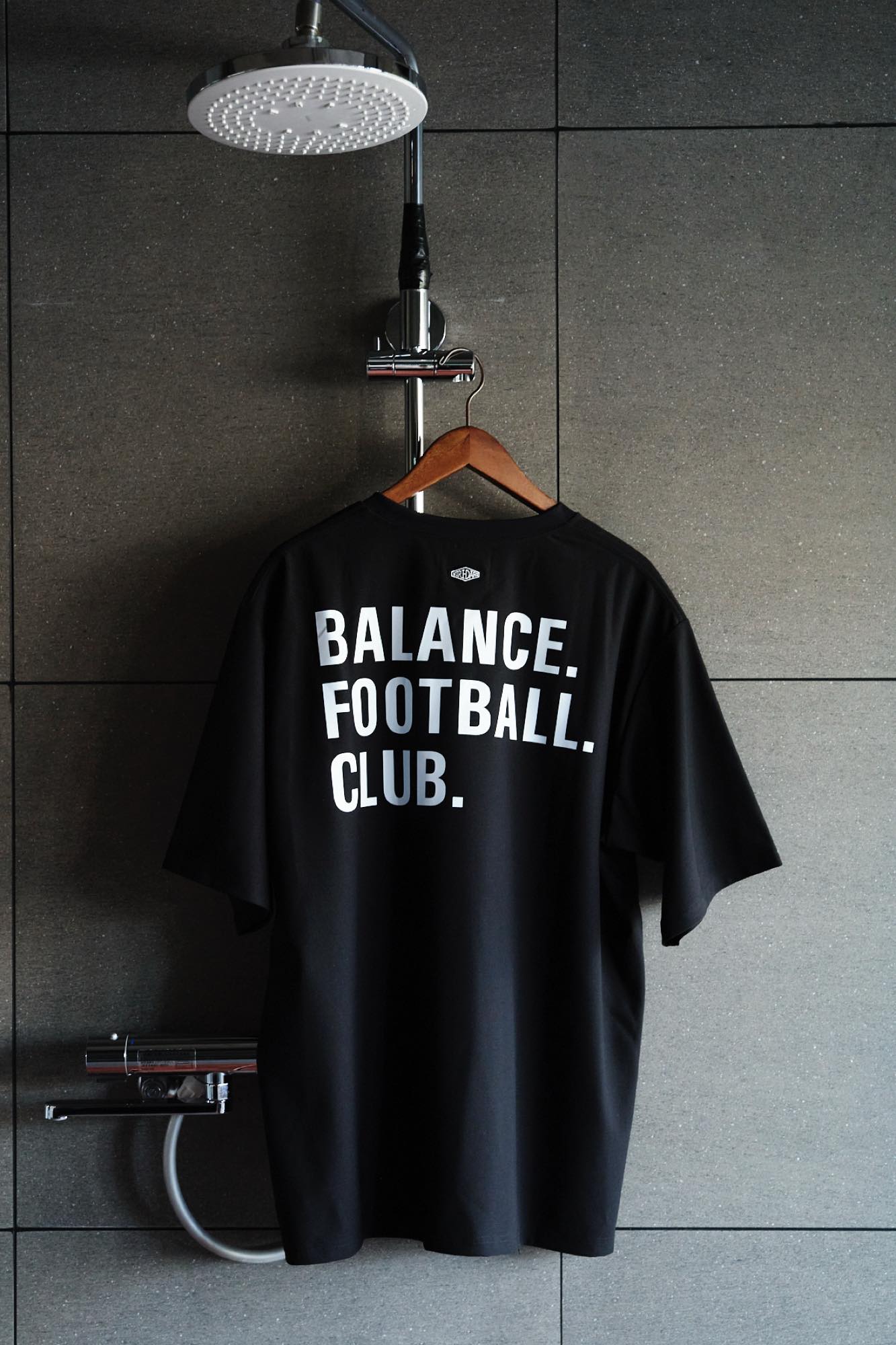 FCRB Tシャツ　サイドロゴ　ビッグロゴ　FCRB-240085 B.F.C. ビッグロゴ シグネチャーTシャツ – BALANCE. FOOTBALL. CLUB.