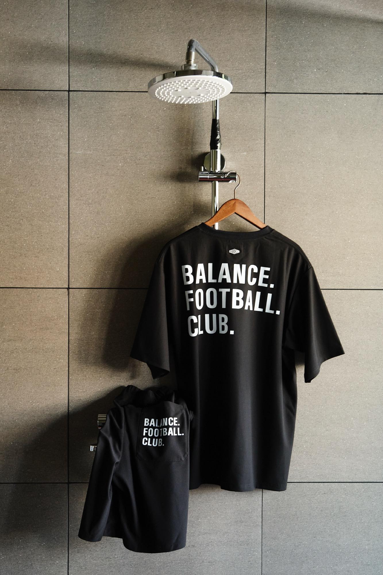 B.F.C. エッセンシャルロゴ Tシャツ