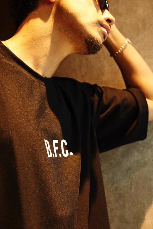 B.F.C. エッセンシャルロゴ Tシャツ